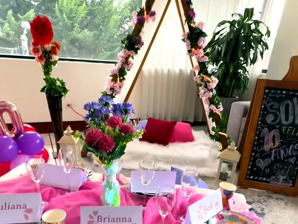 Mesa decorada con velas y flores
