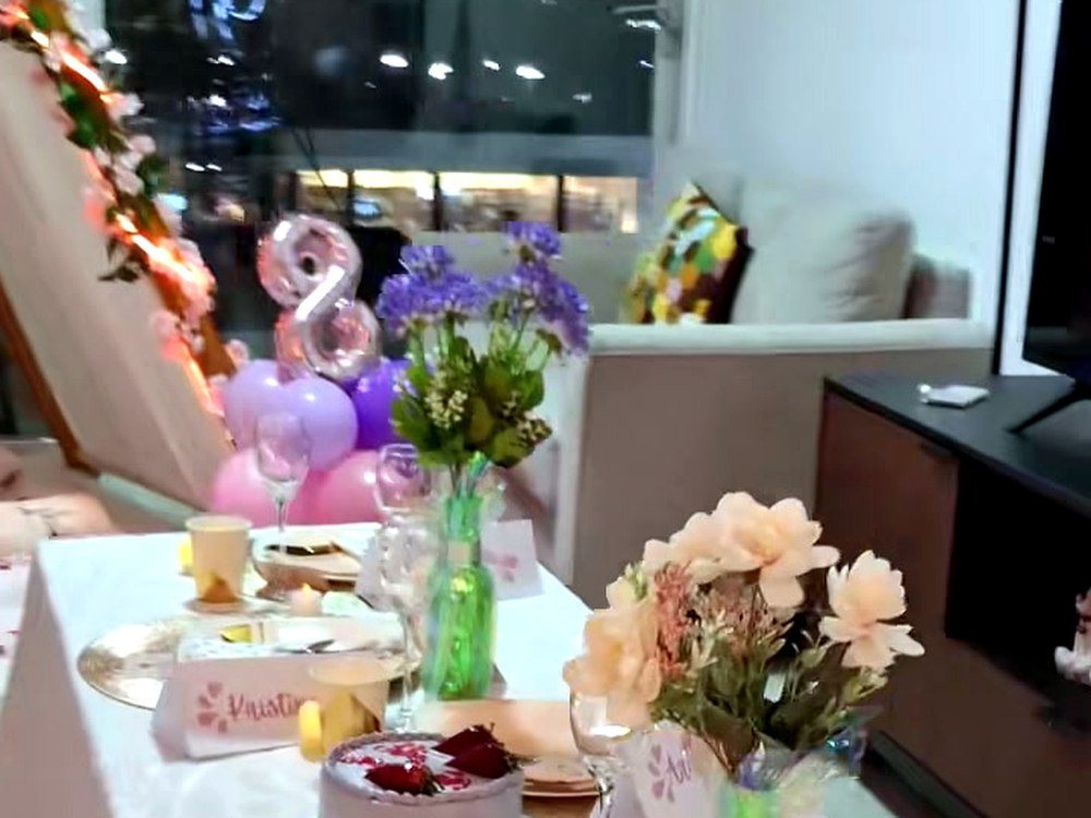 Cena romántica a la luz de las velas